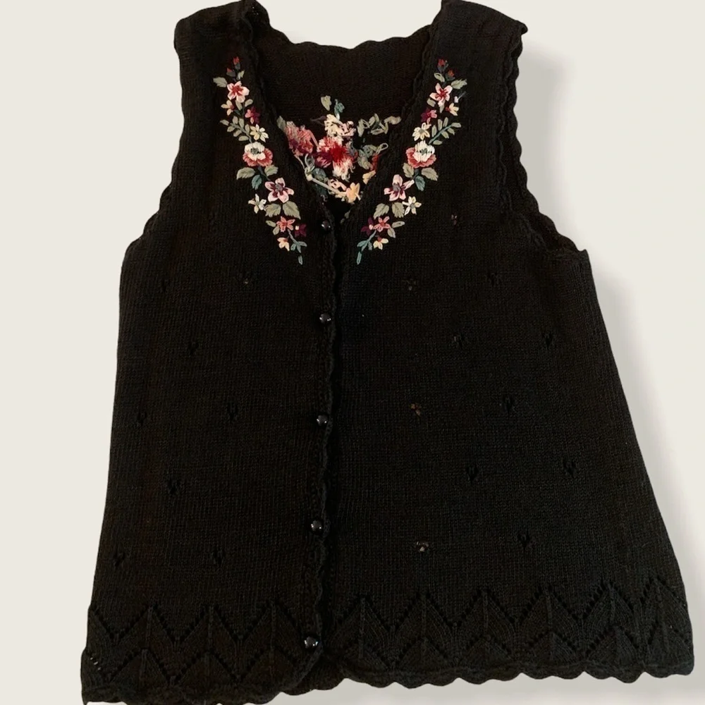 Vintage‎ Black V-neck Sleeveless Sweater Vest W/Embroidered Flowers Sz Medium